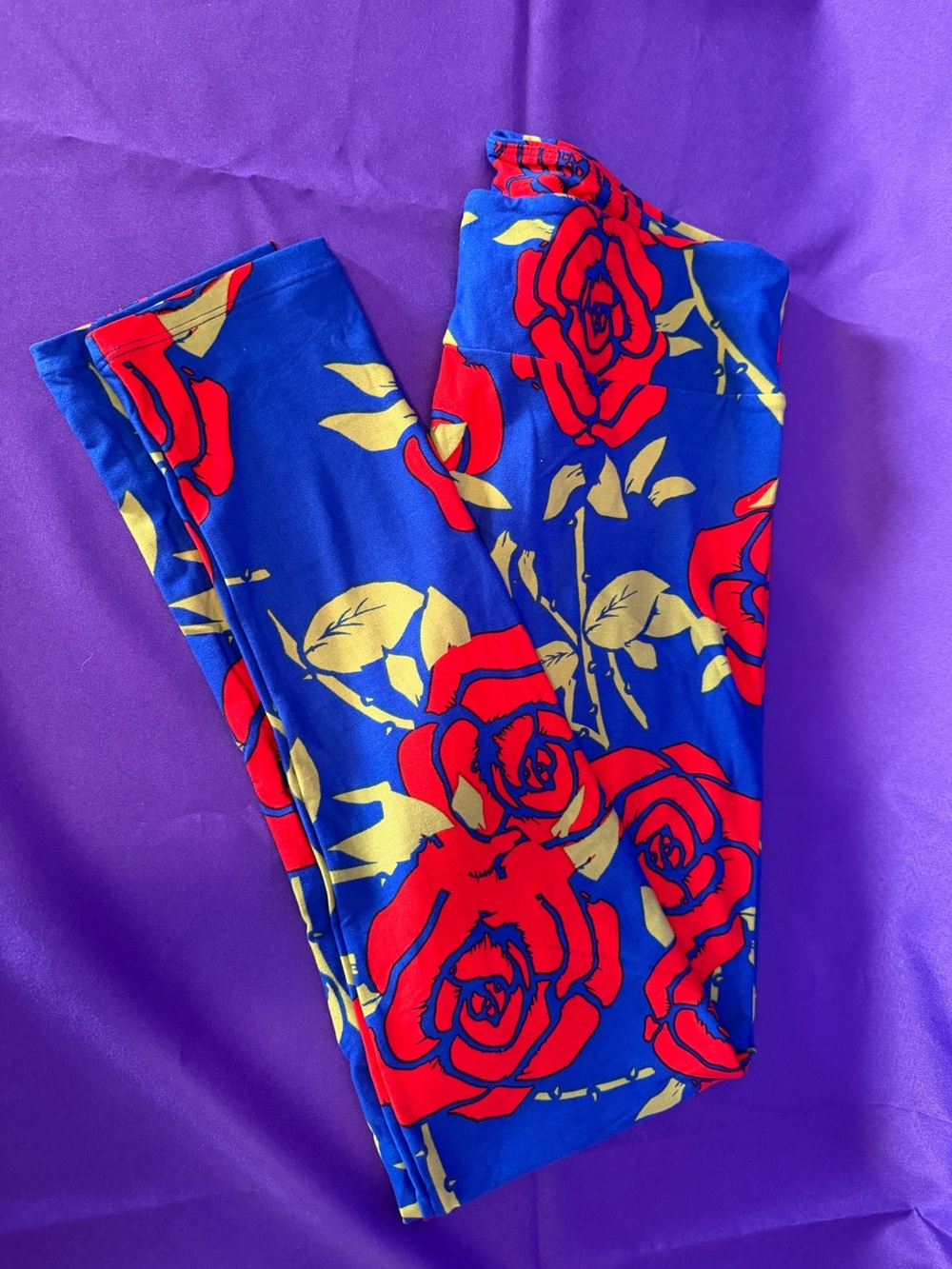 NWOT LuLaRoe Women’s Tall and Curvy TC Leggings Blue with Red & Green Rose Print
